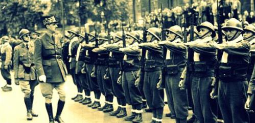 Le général de Gaulle passant en revue une unité des F.F.L.