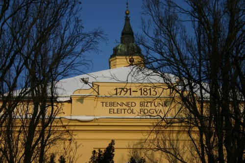 Une inscription sur un temple en quelque part en Hongrie indiquant sa date d'érection