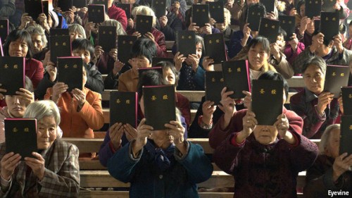 Chrétiens chinois tenant leurs Bibles
